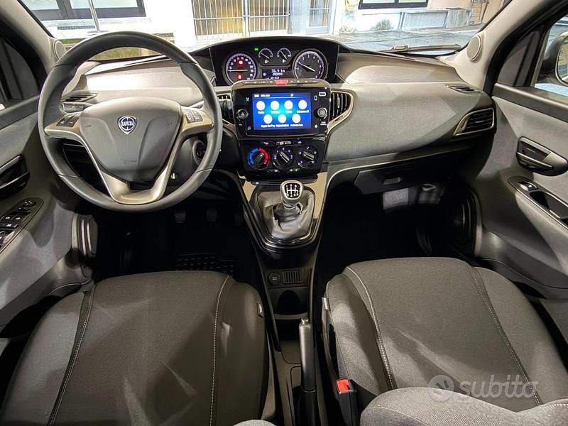 Usata Lancia Ypsilon Gold 70 CV (51 kW) 2022 Grigio Utilitaria