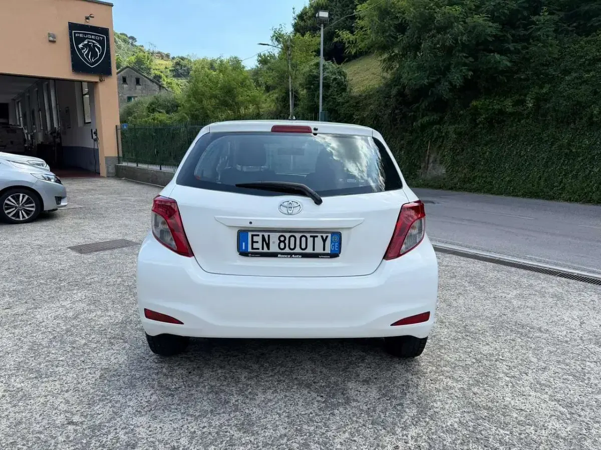 Usata Toyota Yaris Active 69 CV (50 kW) 2012 Bianco Utilitaria