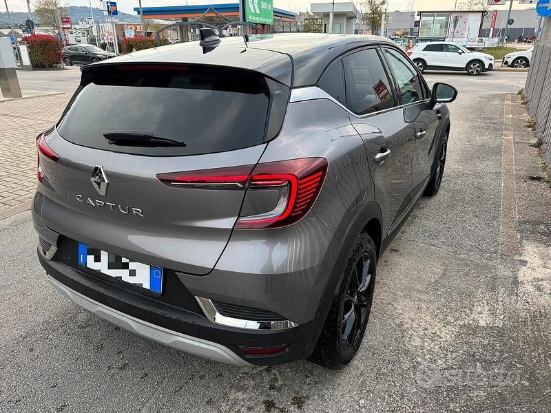 Usata Renault Captur Techno 100 CV (73 kW) 2023 Grigio SUV