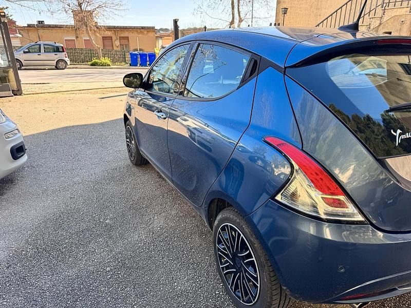 Usata Lancia Ypsilon Gold 69 CV (50 kW) 2022 Blu Utilitaria