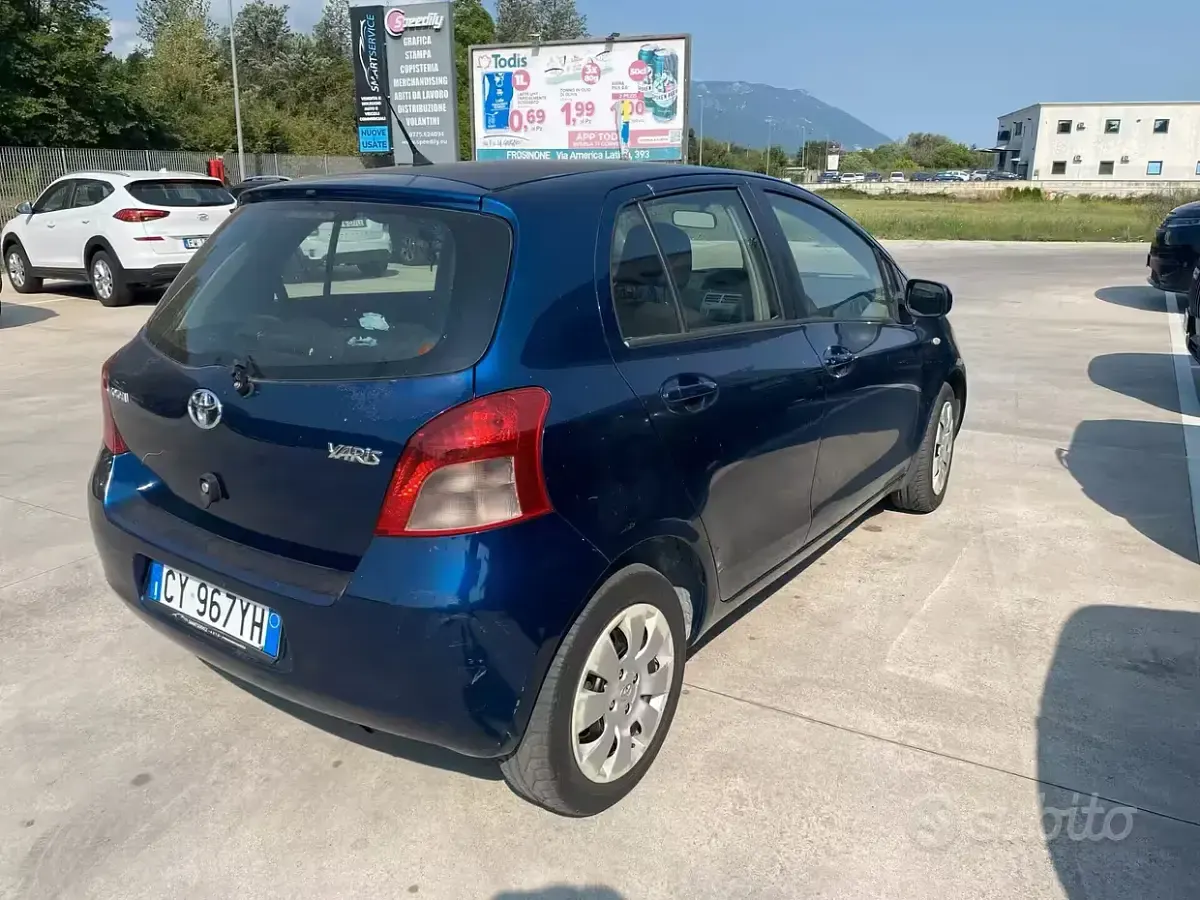 Usata Toyota Yaris 69 CV (50 kW) 2005 Blu Berlina