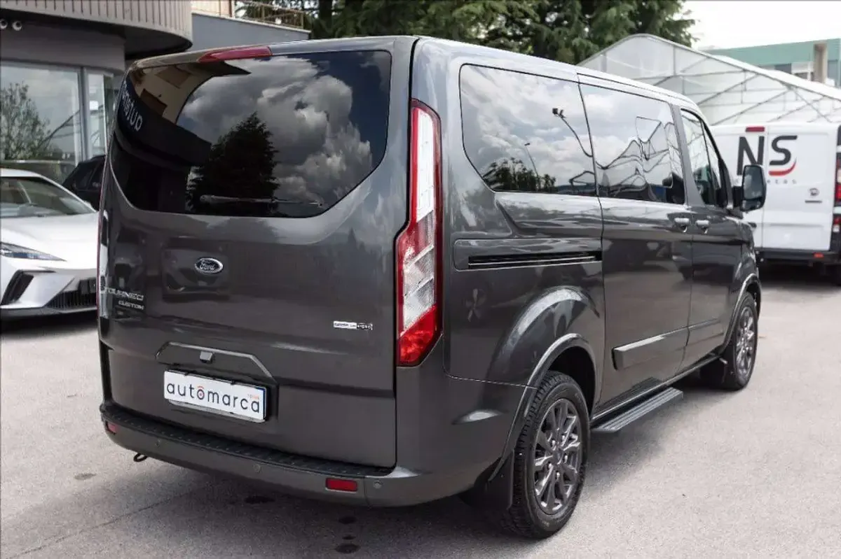 Usata Ford Tourneo Titanium 131 CV (96 kW) 2022 Grigio metallizzato