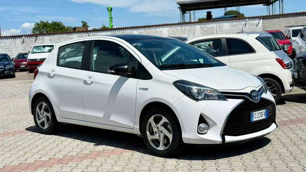 Usata Toyota Yaris Hybrid Active 75 CV (55 kW) 2016 Other Berlina