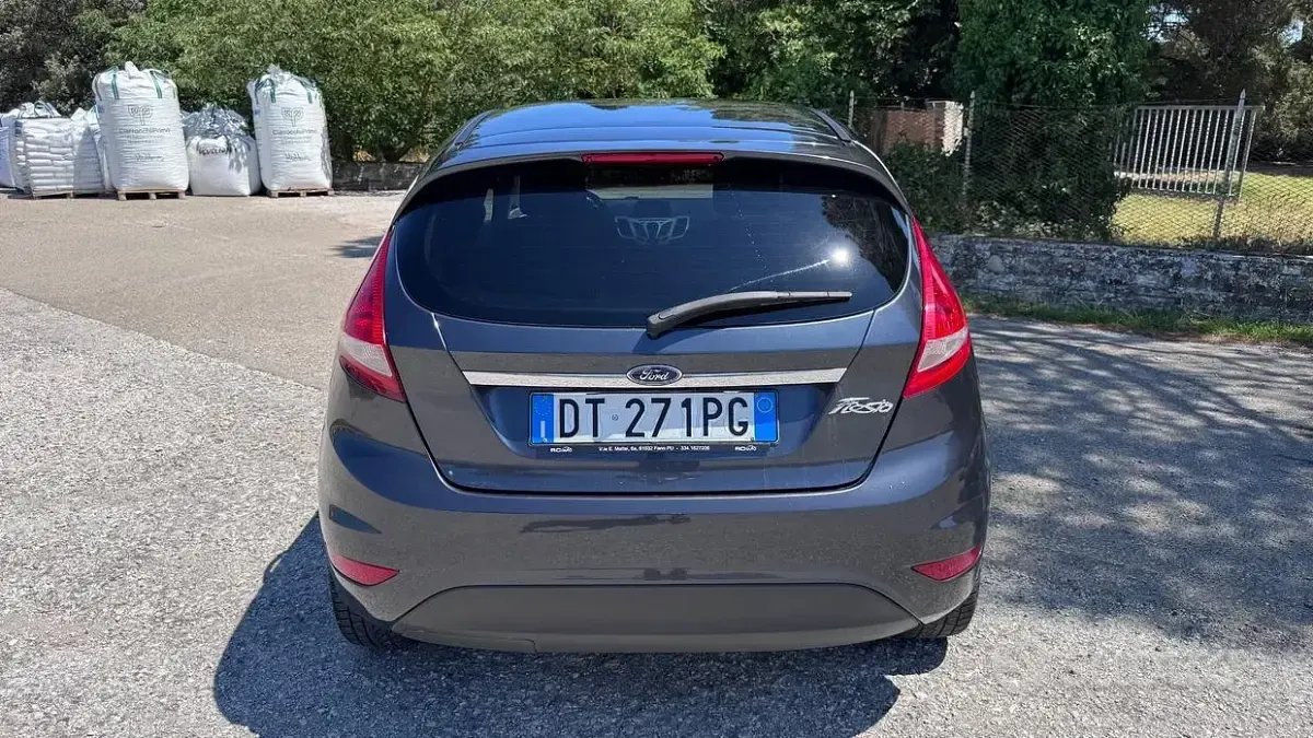 Usata Ford Fiesta Titanium 82 CV (60 kW) 2008 Grigio Utilitaria