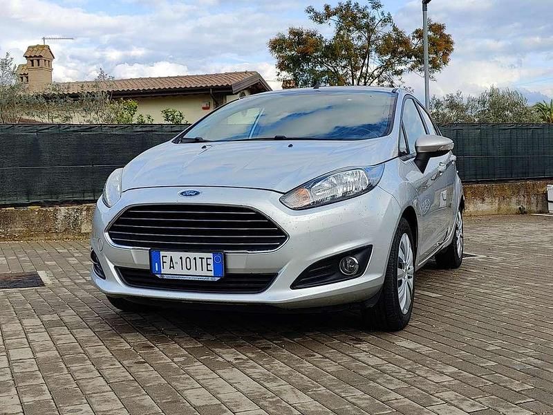 Usata Ford Fiesta 75 CV (55 kW) 2015 Argento Berlina