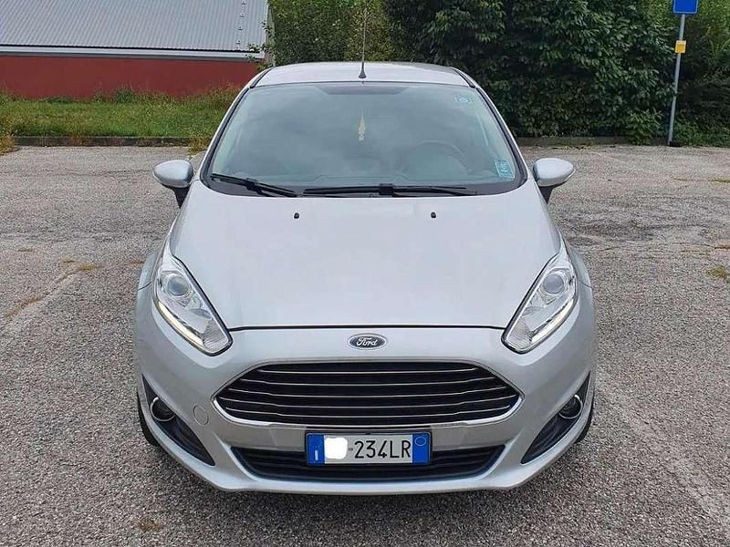 Usata Ford Fiesta Titanium 75 CV (55 kW) 2016 Argento Berlina