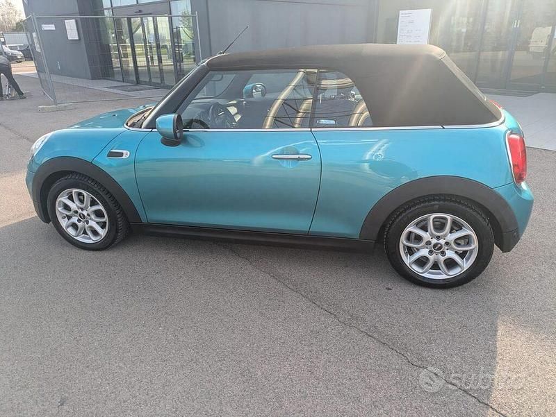 Usata Mini One Cabriolet Hype 102 CV (75 kW) 2020 Caribbean acqua metallic Cabrio