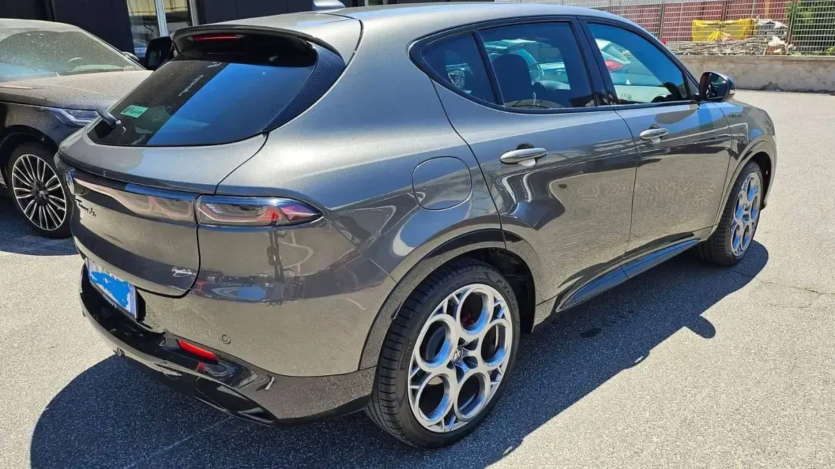 Usado Alfa Romeo Tonale Edizione Speciale 131 CV (96 kW) 2023 Gris SUV
