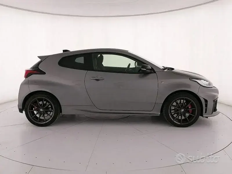 Usata Toyota Yaris 280 CV (205 kW) 2024 Grigio Utilitaria