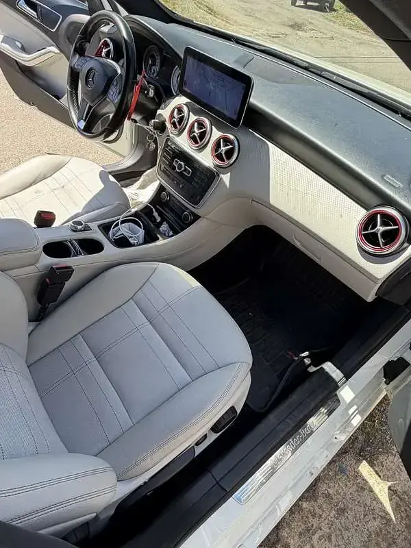 Käytetty Mercedes A200 Premium 140 HP (102 kW) 2015 Tila-auto