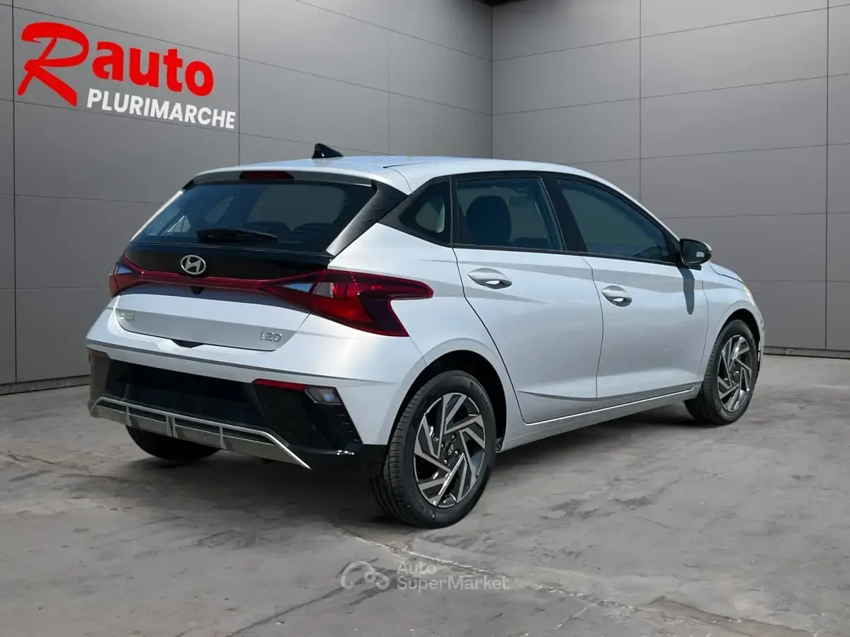 Nuova Hyundai i20 100 CV (73 kW) 2026 Argento Utilitaria