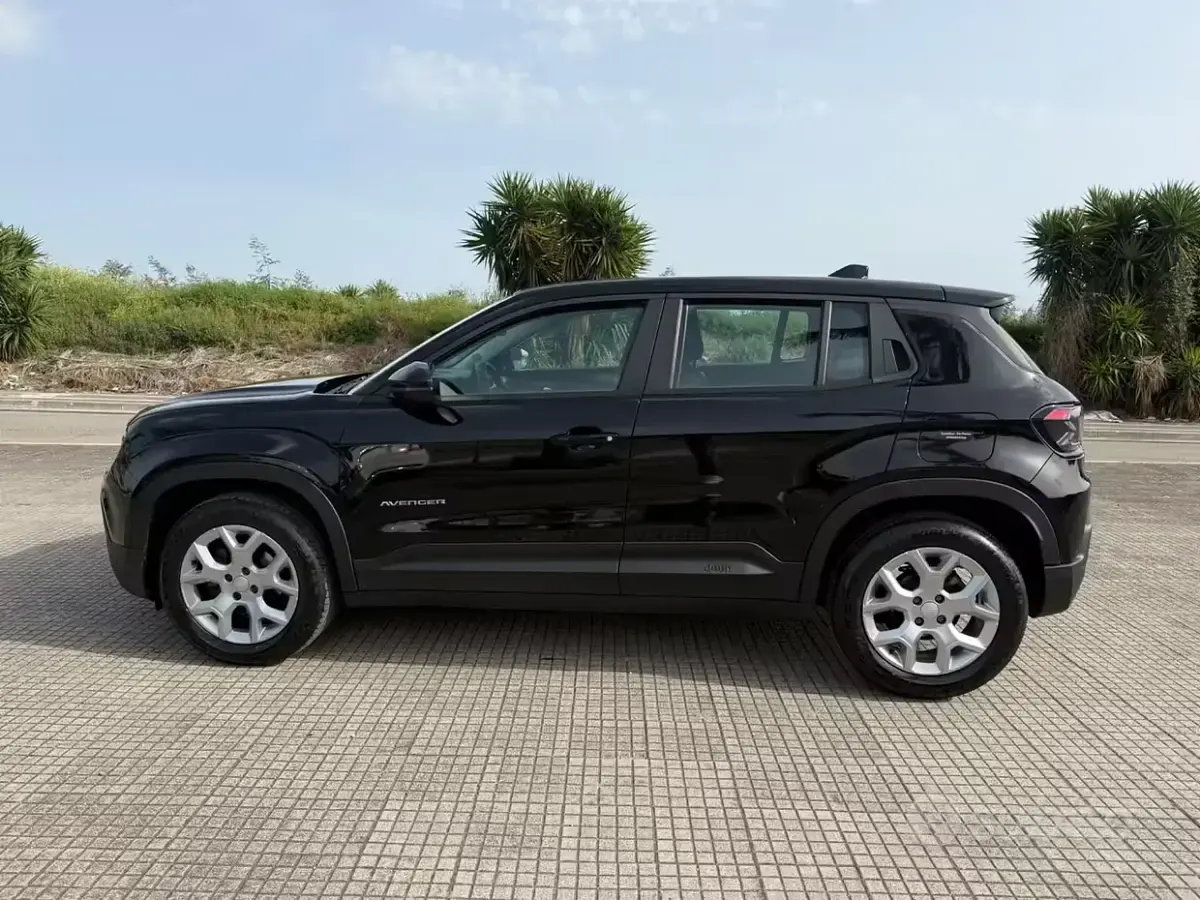 Käytetty Jeep Avenger Longitude 101 HP (74 kW) 2023 Musta Katumaasturi