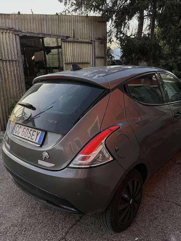 Usado Lancia Ypsilon Gold 69 HP (50 kW) 2020 Citadino