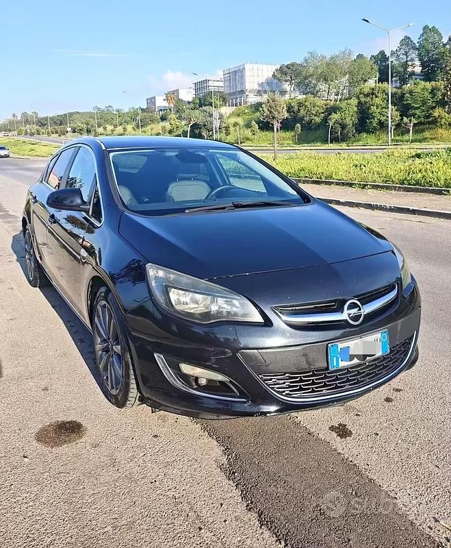 Usata Opel Astra Cosmo 131 CV (96 kW) 2014 Nero Berlina
