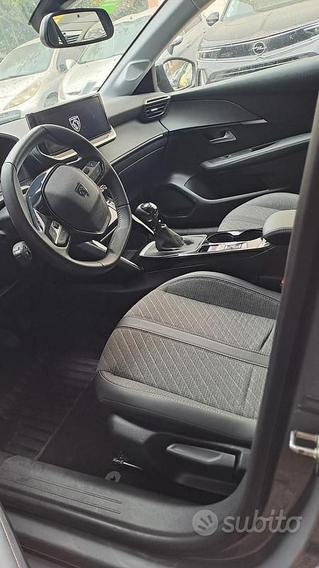 Usata Peugeot 208 Allure 101 CV (74 kW) 2024 Nero Utilitaria