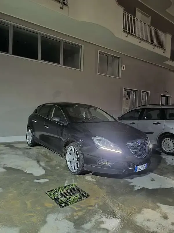 Usata Lancia Delta Gold 105 CV (77 kW) 2012 Utilitaria