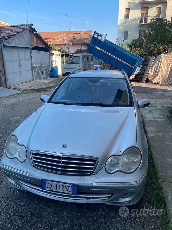 Argento Usata 2005 Mercedes C220 Tre volumi | 2200 € (Buon prezzo) - Immagine 1/4
