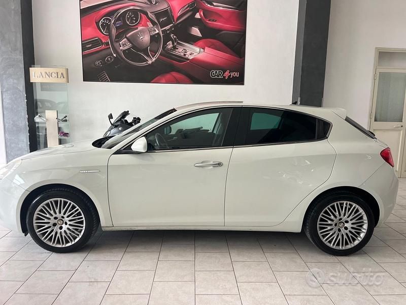 Usata Alfa Romeo Giulietta Distinctive 105 CV (77 kW) 2012 Bianco Utilitaria