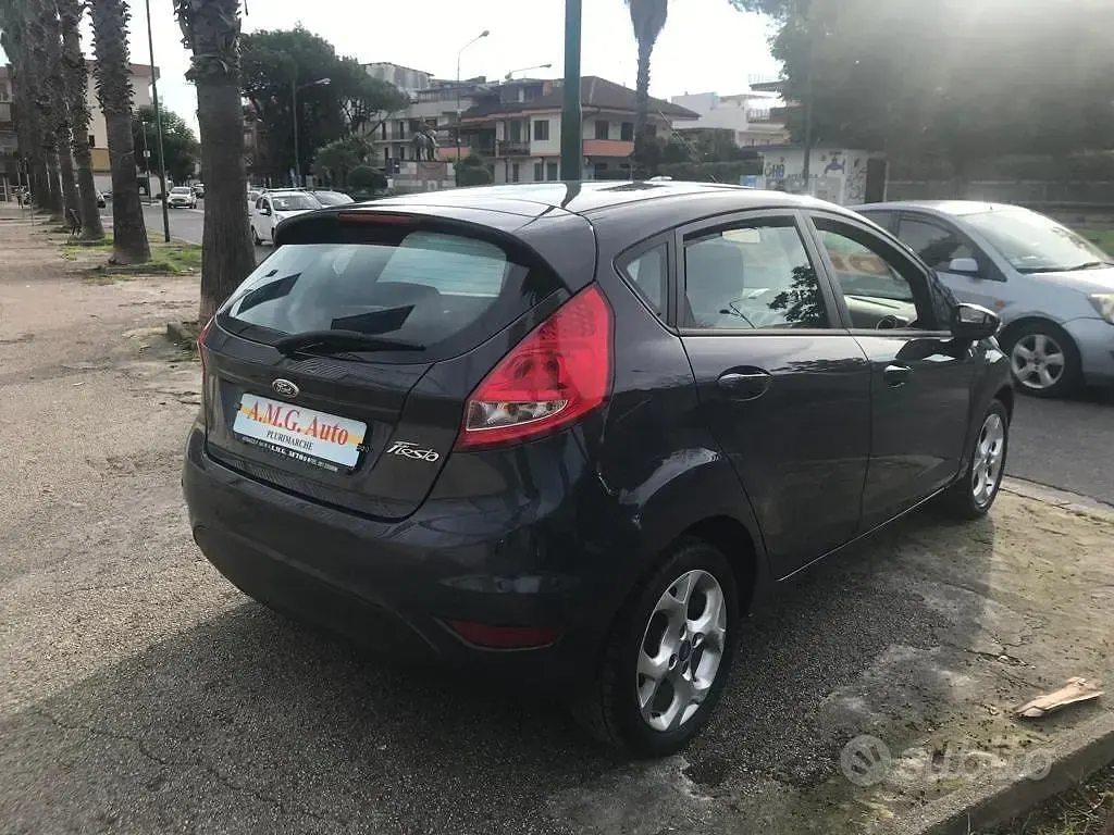 Usata Ford Fiesta Titanium 70 CV (51 kW) 2011 Grigio Berlina