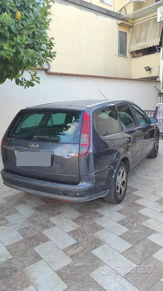 Usata Ford Focus 90 CV (66 kW) 2007 Grigio Station wagon