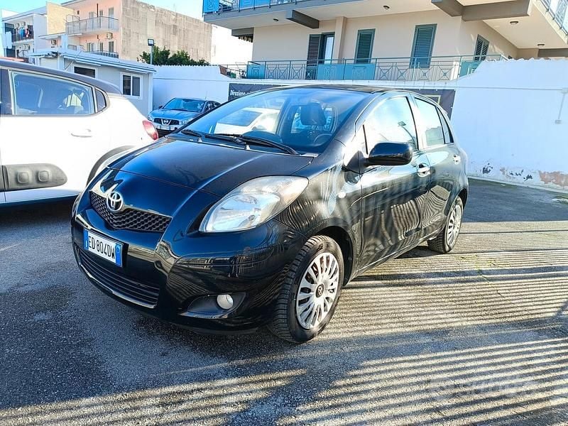 Nero Usata 2010 Toyota Yaris Sol Tre volumi | 3500 € (Buon prezzo) - Immagine 1/4