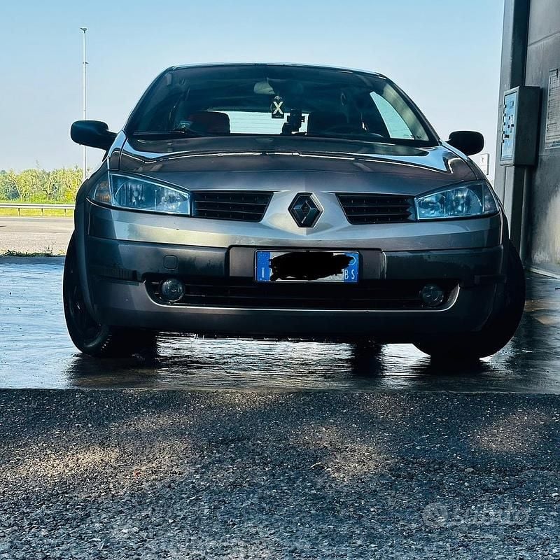 Grigio Usata 2003 Renault Mégane II Tre volumi | 1600 € (Buon prezzo) - Immagine 1/4