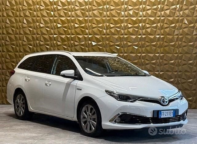 Usata Toyota Auris Touring Sports Lounge 99 CV (72 kW) 2016 Bianco Station wagon