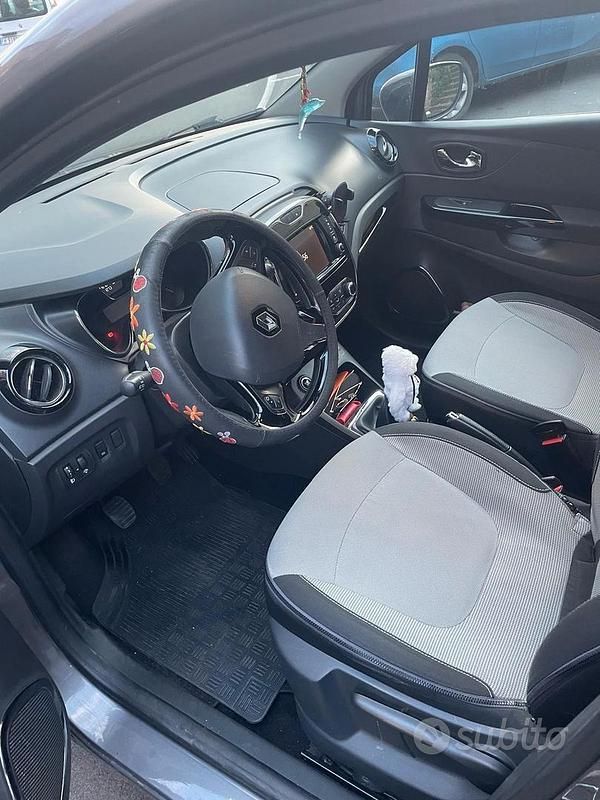 Usata Renault Captur 110 CV (80 kW) 2016 Grigio SUV