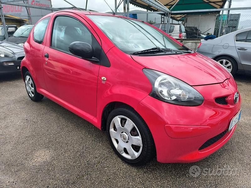 Usata Toyota Aygo 67 CV (49 kW) 2008 Rosso Utilitaria