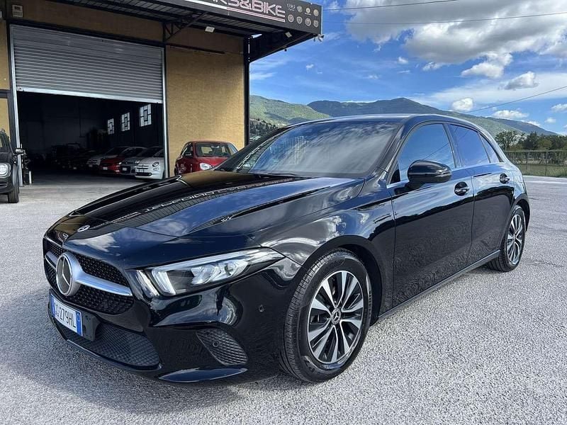 Nero cosmo [191] Usata 2021 Mercedes A180 Business Tre volumi | 20.490 € (Buon prezzo) - Immagine 1/4