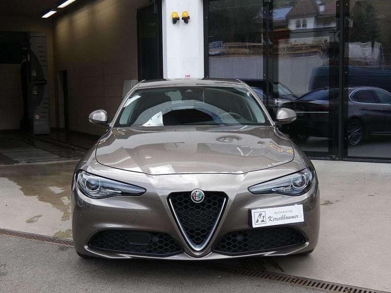 Usata Alfa Romeo Giulia Super 180 CV (132 kW) 2017 Marrone Berlina