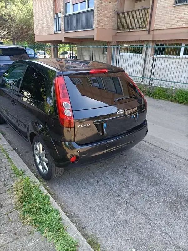 Usata Ford Fiesta Ghia 68 CV (50 kW) 2007 Utilitaria