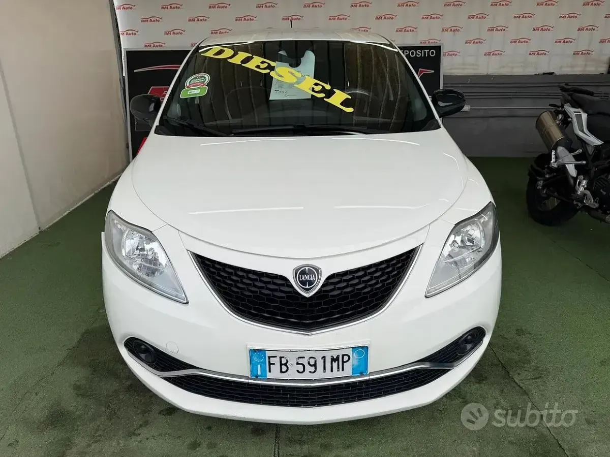 Usata Lancia Ypsilon 95 CV (69 kW) 2015 Bianco Utilitaria
