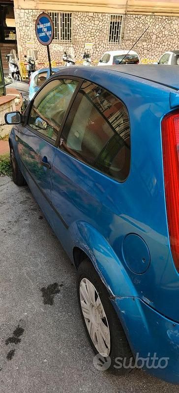 Usata Ford Fiesta Ghia 2004 Blu Berlina