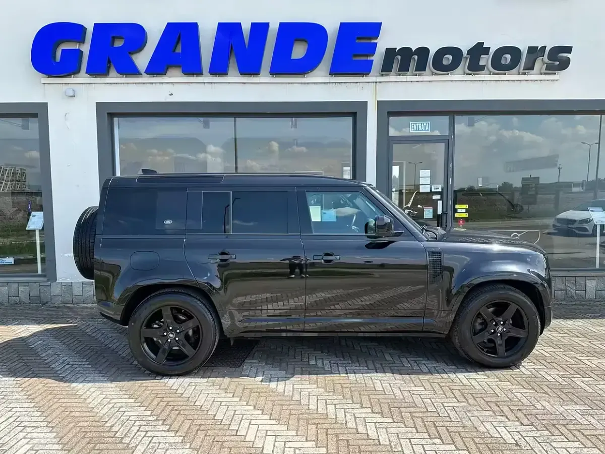 Usata Land Rover Defender SE 200 CV (147 kW) 2020 Santorini black metallizzato SUV