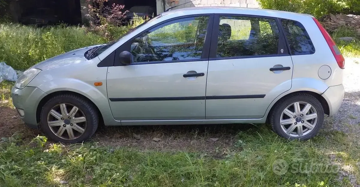 Second-hand Ford Fiesta 73 CP (53 kW) 2004 Gri Hatchback