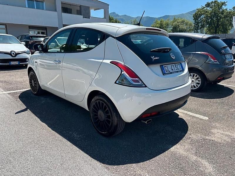 Usata Lancia Ypsilon Gold 69 CV (50 kW) 2022 Grigio Utilitaria