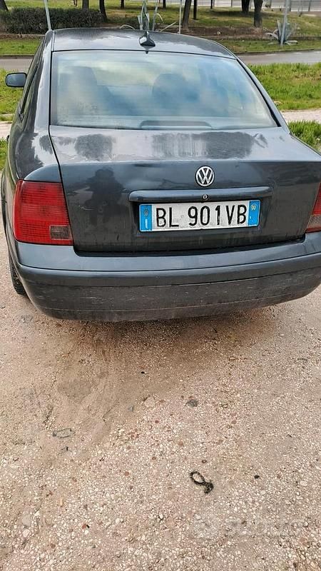 Usata VW Passat 116 CV (85 kW) 2000 Blu Berlina