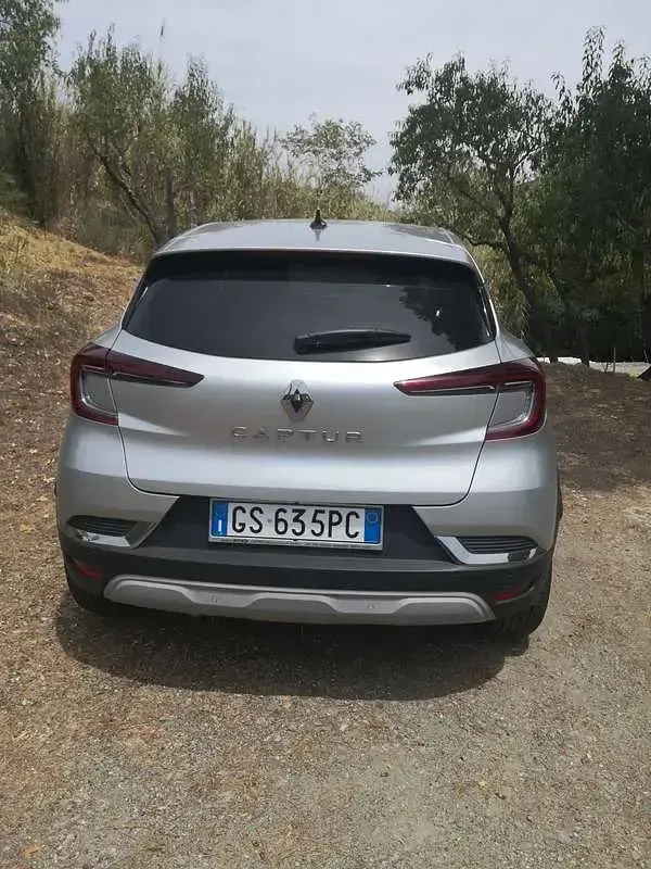 Usata Renault Captur Techno 101 CV (74 kW) 2024 Argento SUV