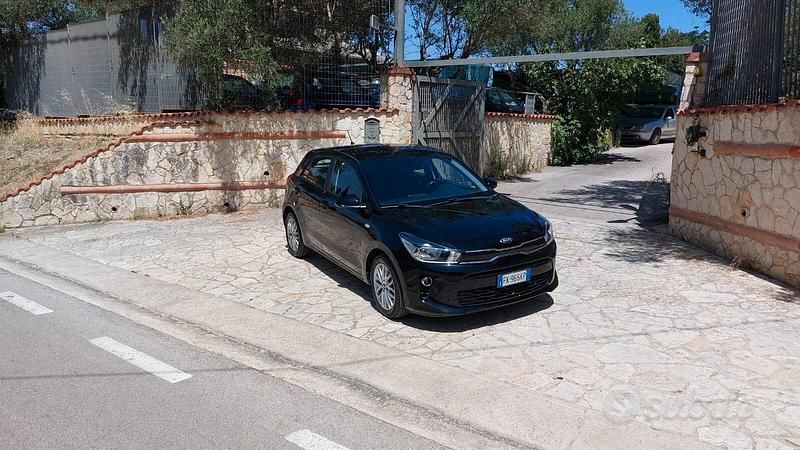 Usata Kia Rio 101 CV (74 kW) 2017 Nero Berlina
