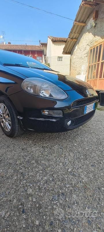 Usata Fiat Punto Lounge 69 CV (50 kW) 2015 Nero Utilitaria