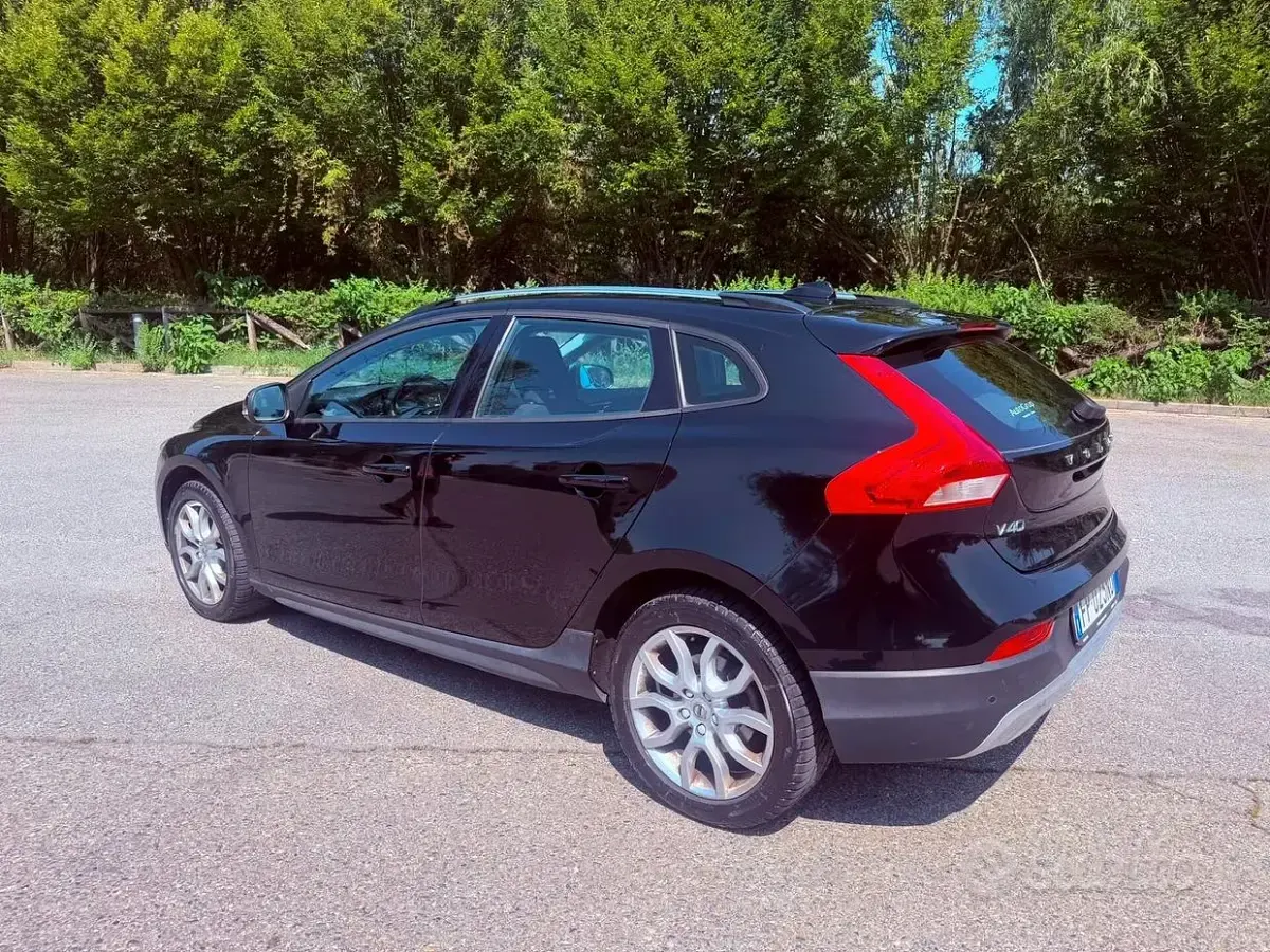 Usata Volvo V40 CC 120 CV (88 kW) 2018 Nero Station wagon
