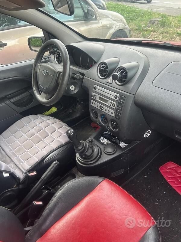 Usata Ford Fiesta 90 CV (66 kW) 2004 Rosso Utilitaria