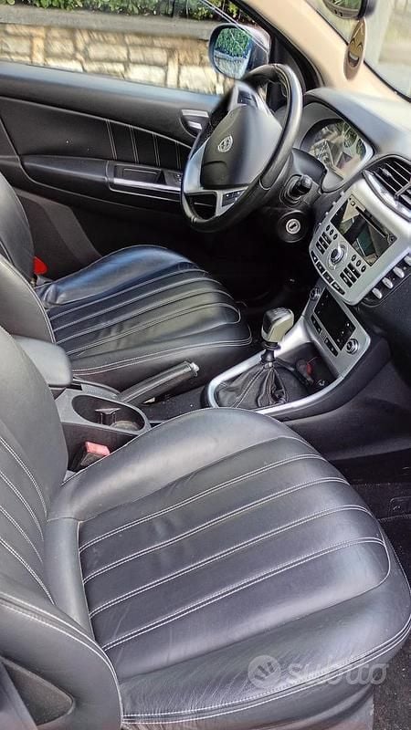 Begagnad Lancia Delta 190 HK (139 kW) 2009 Svart Halvkombi