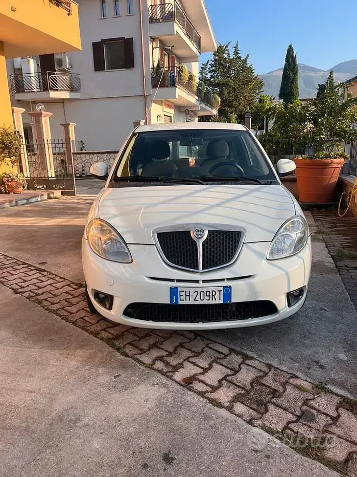 Usata Lancia Ypsilon 75 CV (55 kW) 2011 Bianco Utilitaria