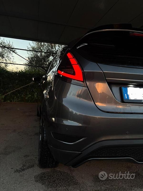 Usata Ford Fiesta 75 CV (55 kW) 2017 Grigio Berlina