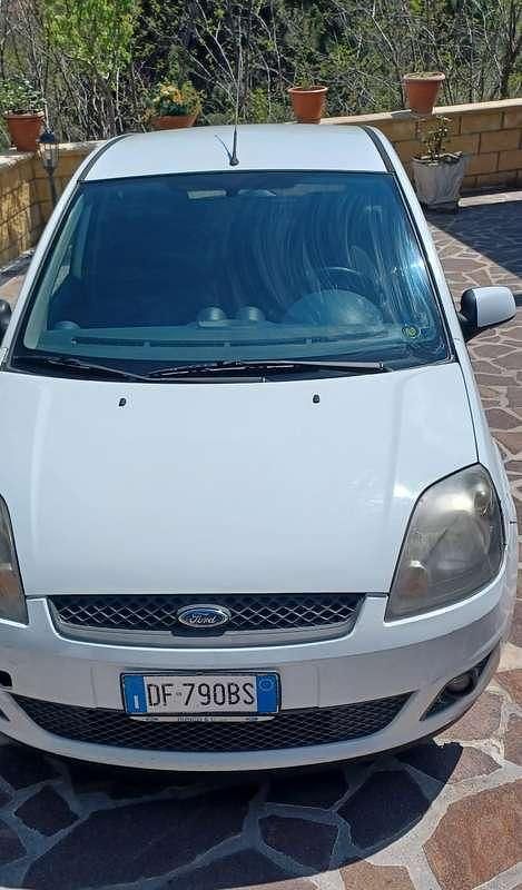 Usata Ford Fiesta 68 CV (50 kW) 2006 Bianco Utilitaria