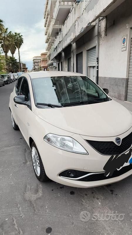 Usata Lancia Ypsilon 77 CV (56 kW) 2017 Bianco Utilitaria