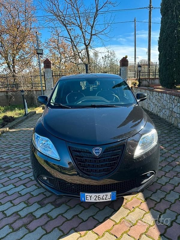 Usata Lancia Ypsilon 95 CV (69 kW) 2015 Nero Utilitaria