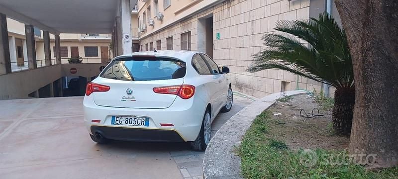 Bianco Usata 2011 Alfa Romeo Giulietta Tre volumi | 3300 € (Buon prezzo) - Immagine 1/4